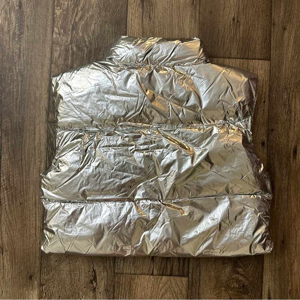 Forever 21 Cropped Lightweight Puffer Jacket Vest Women’s Size M Silver Metallic - Picture 5 of 7